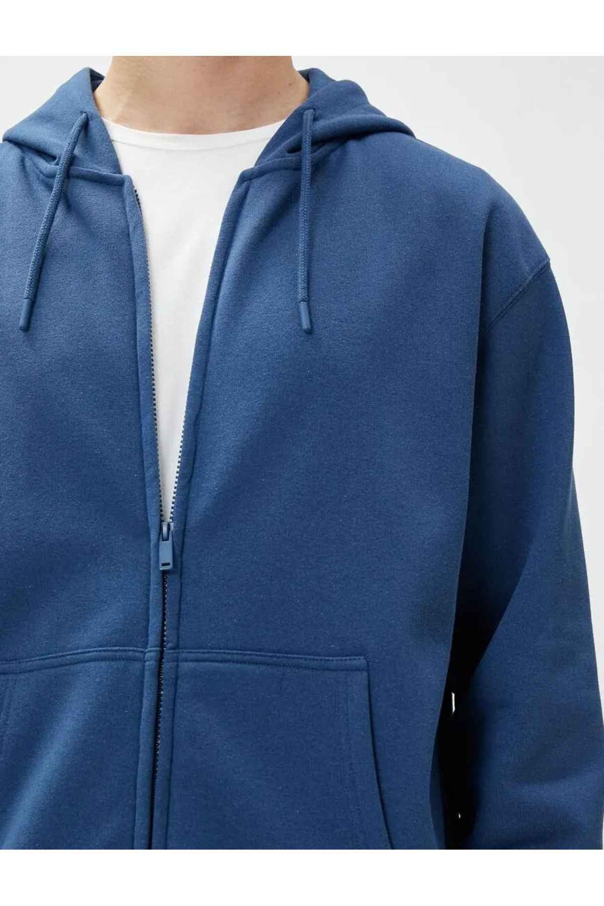سویشرت زیپ دار جیب سرپوش دار لیبل با جزئیات چاپ شده است