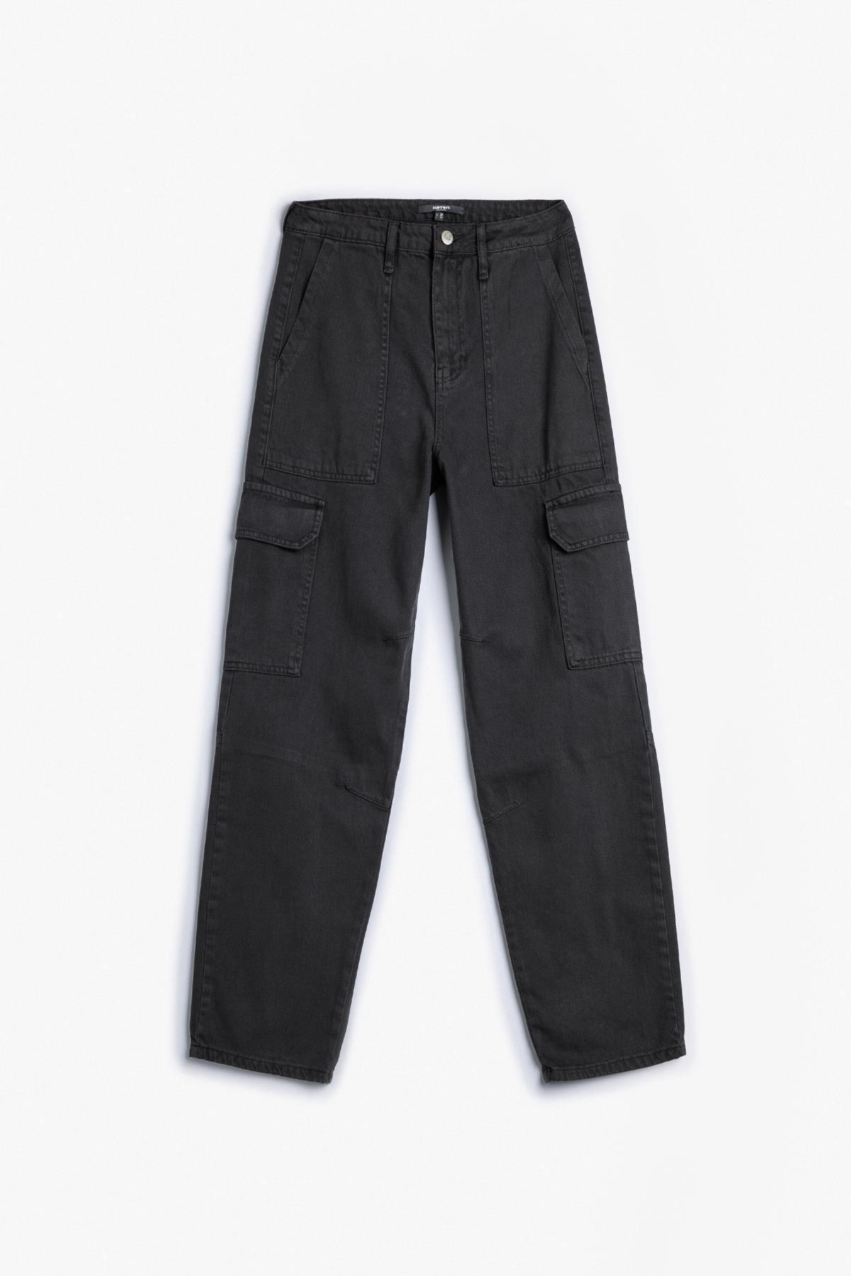 شلوار شسته با جزئیات و دکمه های جیب باری